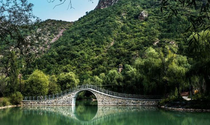 百里山水画廊的美景，湖水中倒影中的石桥
