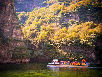 乘坐游船可以看到北京延庆龙庆峡风景区最美的景色